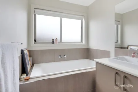 Property photo of 17 Attunga Grove Werribee VIC 3030