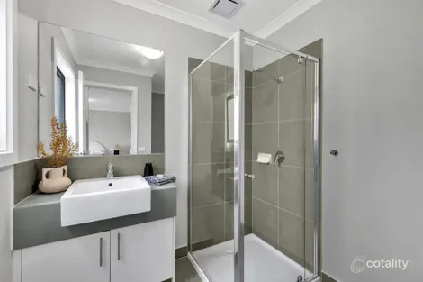 Property photo of 5 Everglade Crescent Roxburgh Park VIC 3064