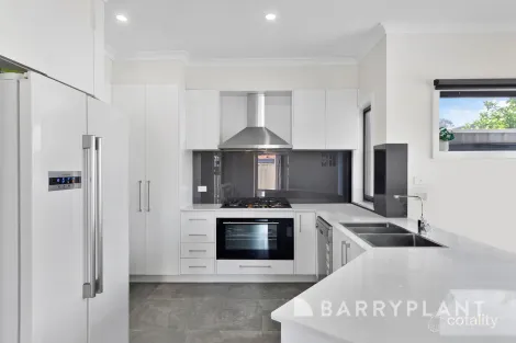 Property photo of 2/4 Mavis Crescent Kings Park VIC 3021