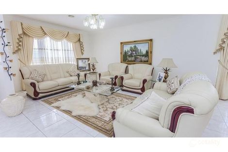 Property photo of 27 Thames Way Roxburgh Park VIC 3064