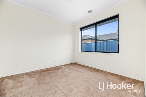 Property photo of 10 Radiata Circuit Pakenham VIC 3810