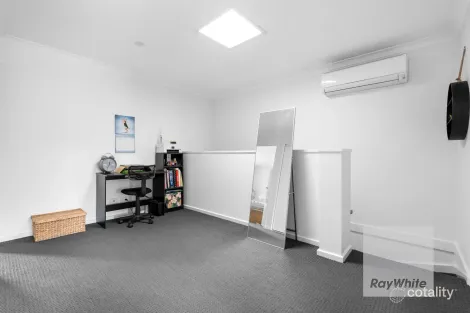 Property photo of 28 Greenhaven Gardens South Morang VIC 3752