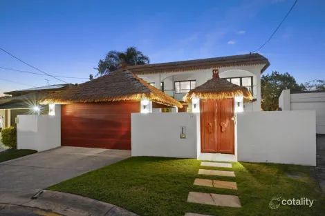 Property photo of 17 Monterey Court Broadbeach Waters QLD 4218