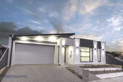 Property photo of 21 Mountaineer Drive Roxburgh Park VIC 3064