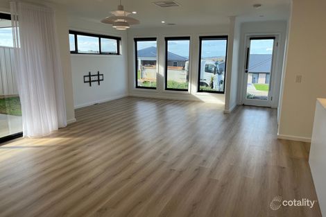 Property photo of 2 Astley Close Lloyd NSW 2650