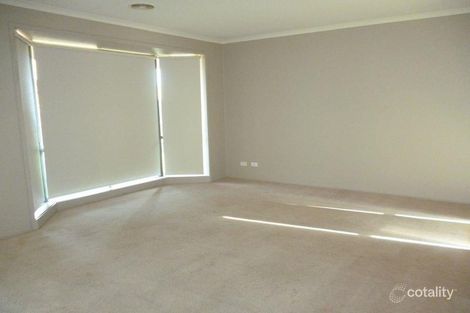 Property photo of 5 Greenmantle Close Cranbourne West VIC 3977