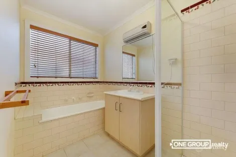 Property photo of 28 Caulfield Crescent Roxburgh Park VIC 3064