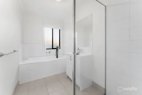 Property photo of 16 Coach Circuit Pakenham VIC 3810