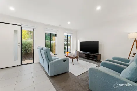 Property photo of 16 Coach Circuit Pakenham VIC 3810