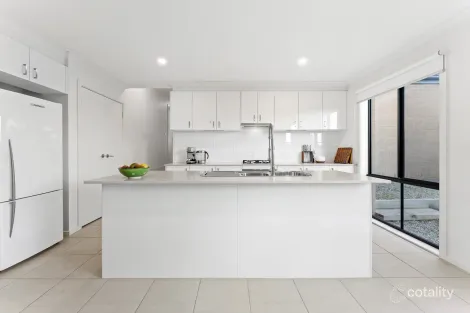 Property photo of 16 Coach Circuit Pakenham VIC 3810