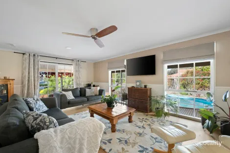 Property photo of 2 Vincent Drive Kennington VIC 3550