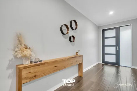 Property photo of 7 Calypso Way Clyde North VIC 3978