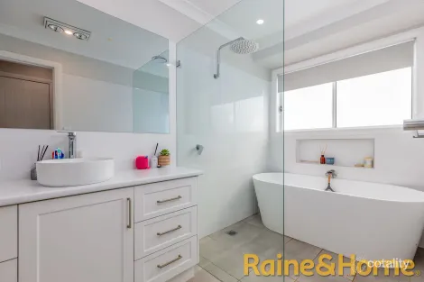 Property photo of 19 Cavelle Drive Dubbo NSW 2830