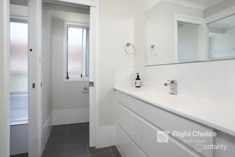 Property photo of 26 Barcoo Circuit Albion Park NSW 2527