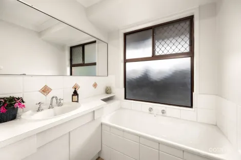 Property photo of 3 Nariah Court Karana Downs QLD 4306