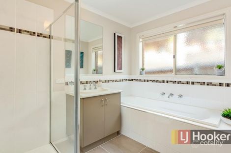 Property photo of 28 Tipperary Circuit Pakenham VIC 3810