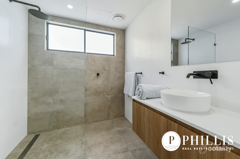 Property photo of 4/7 Chirn Crescent Labrador QLD 4215