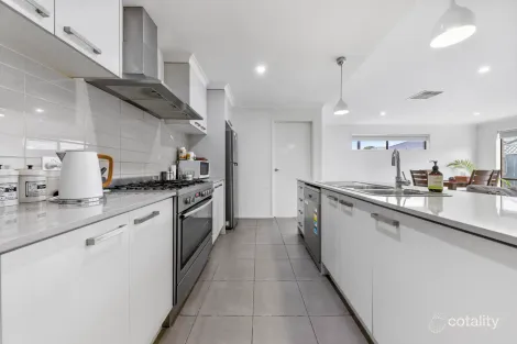 Property photo of 4 Gossamer Way Mickleham VIC 3064