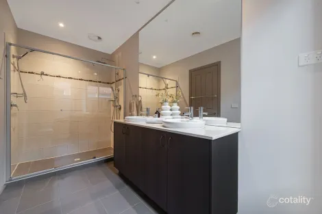 Property photo of 16 Healesville Loop Craigieburn VIC 3064