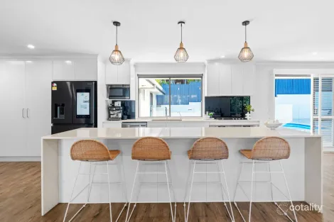 Property photo of 8 Daniel Crescent Ashmore QLD 4214