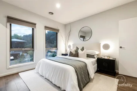 Property photo of 1 Brushtail Close Eltham North VIC 3095