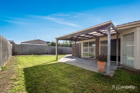 Property photo of 4 Blackmore Close Pakenham VIC 3810