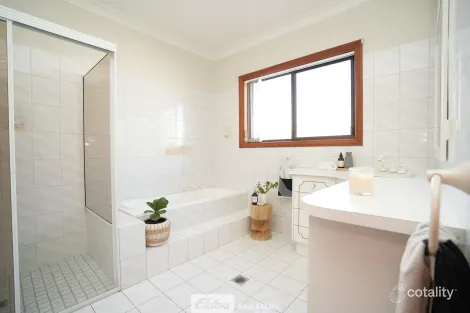 Property photo of 32 Bugno Crescent Griffith NSW 2680