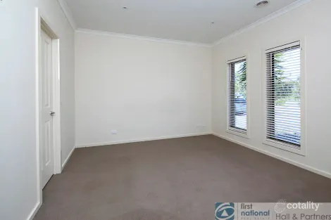 Property photo of 18 Darwin Way Pakenham VIC 3810