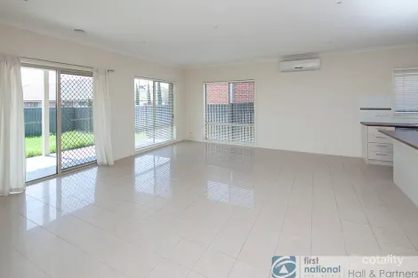 Property photo of 18 Darwin Way Pakenham VIC 3810