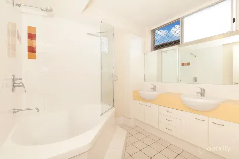 Property photo of 2/11 Beaconsfield Street Highgate Hill QLD 4101