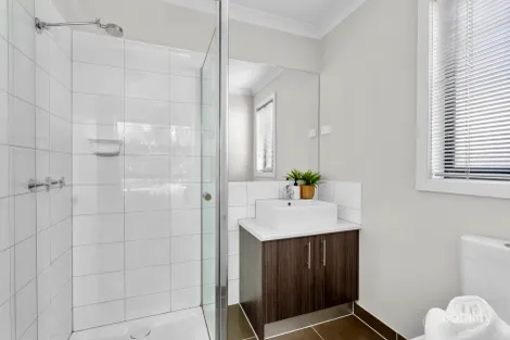 Property photo of 5 Phoenix Circuit Brookfield VIC 3338