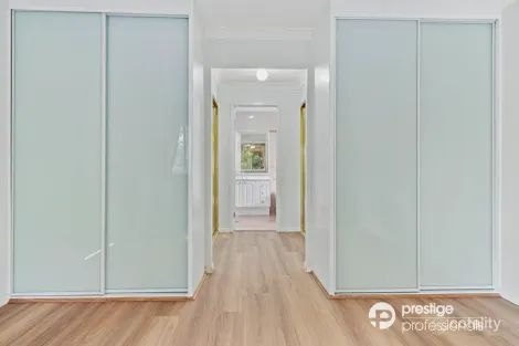Property photo of 25 Orlando Crescent Voyager Point NSW 2172