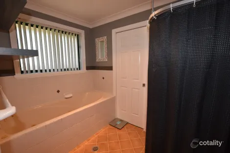 Property photo of 8 Melville Place Orange NSW 2800