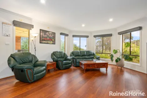 Property photo of 35 The Boulevard Gisborne VIC 3437