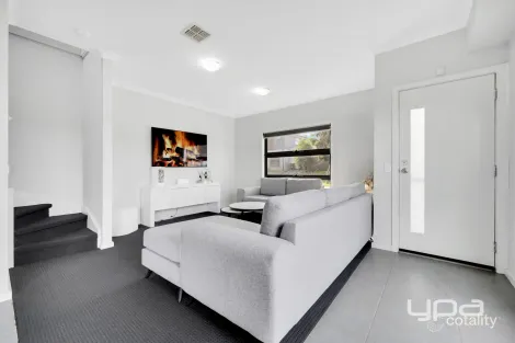 Property photo of 4 Everglade Crescent Roxburgh Park VIC 3064