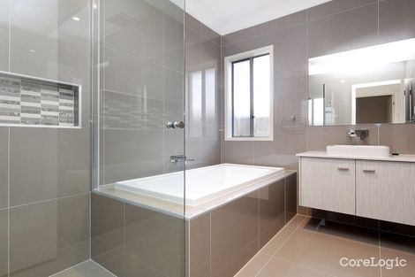 Property photo of 27 Keelson Crescent Hope Island QLD 4212