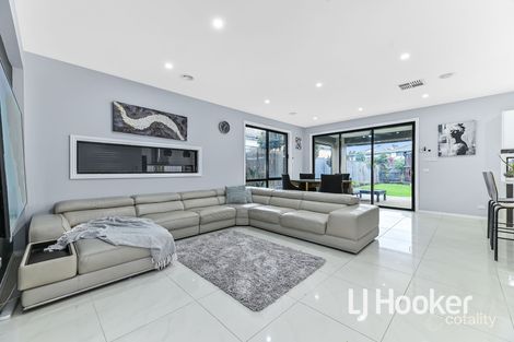 Property photo of 32 Lemongrove Way Berwick VIC 3806