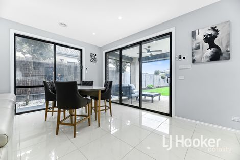 Property photo of 32 Lemongrove Way Berwick VIC 3806