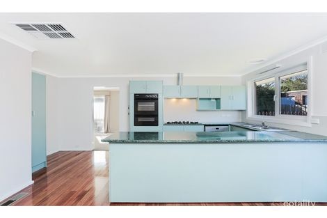 Property photo of 28 Ravenhill Crescent Endeavour Hills VIC 3802