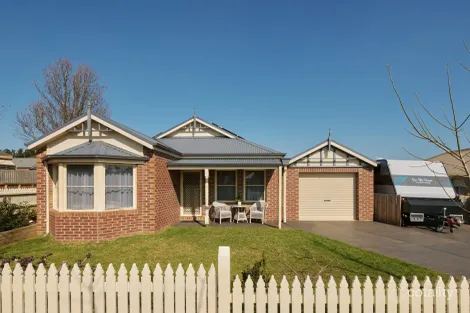 77 COOK ST, DROUIN, VIC 3818