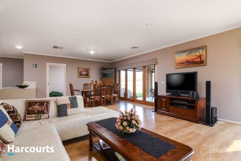 Property photo of 10 Cribb Cove Narre Warren South VIC 3805
