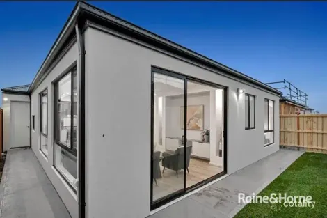Property photo of 16 Patrobas Loop Cranbourne East VIC 3977