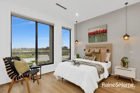 Property photo of 16 Patrobas Loop Cranbourne East VIC 3977