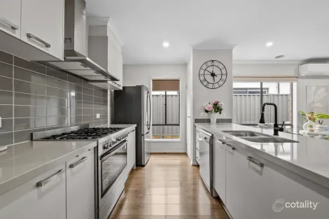 Property photo of 27 Carver Circuit Wollert VIC 3750