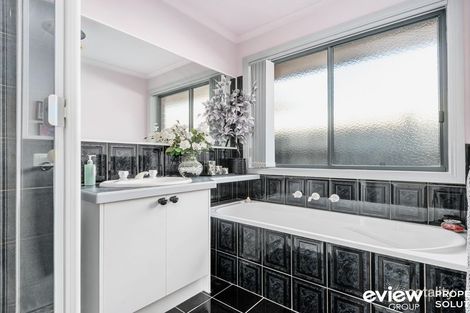 Property photo of 2 Blinker Rise Endeavour Hills VIC 3802