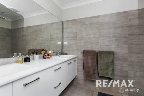 Property photo of 15 Beetson Street Boorooma NSW 2650