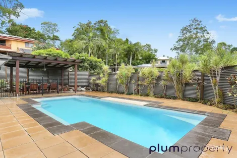 2 Lucyanne Ct, Chapel Hill, QLD 4069
