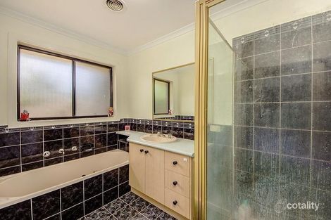 Property photo of 33 Castlemaine Way Caroline Springs VIC 3023