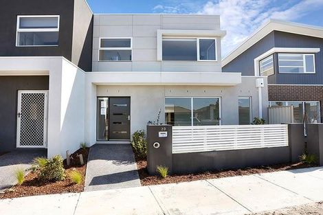 16 Debra Ave, Pakenham, VIC 3810