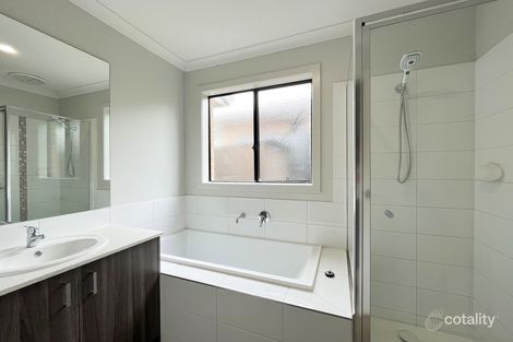 Property photo of 6 Macleod Circuit Pakenham VIC 3810